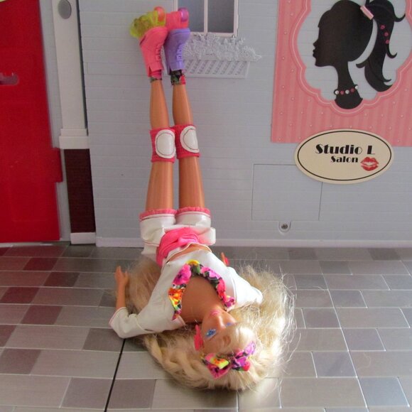 BARBIE ROLLERBLADER in WHITE VINYL ROLLER DERBY OUTFIT, CHIC MISMATCHED SKATES! - Picture 4 of 11